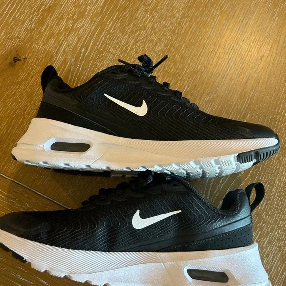 Nike Women's Air Max Nuaxis Shoes - Picture 4 of 7